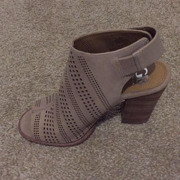 Gianni Bini open toed block sandals - Picture 3 of 4